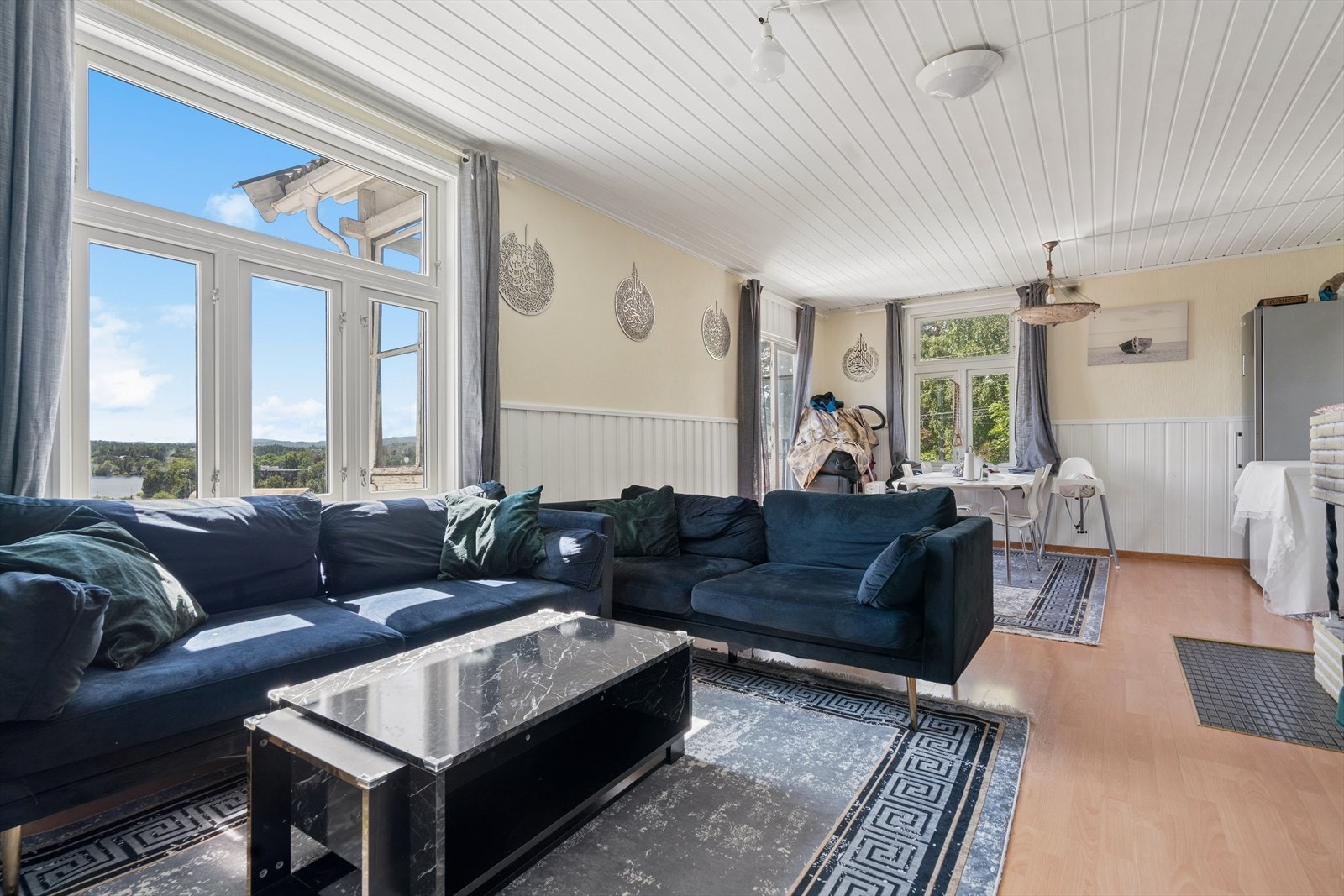 I 2. etasje har du de andre to separate entréer som leder til deler av huset som er innredet som egne boenheter. Disse går opp til 3. etasje. Galleribilde