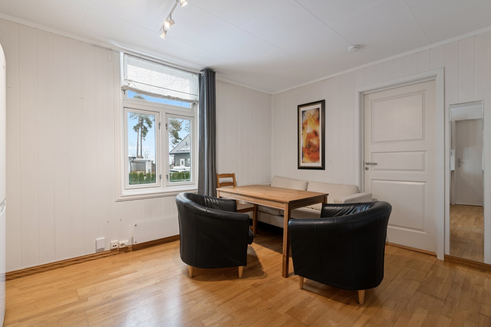 Den andre delen i 2. etasje inneholder entré, stue/kjøkken, bad, soverom og rom som benyttes som soverom. Galleribilde