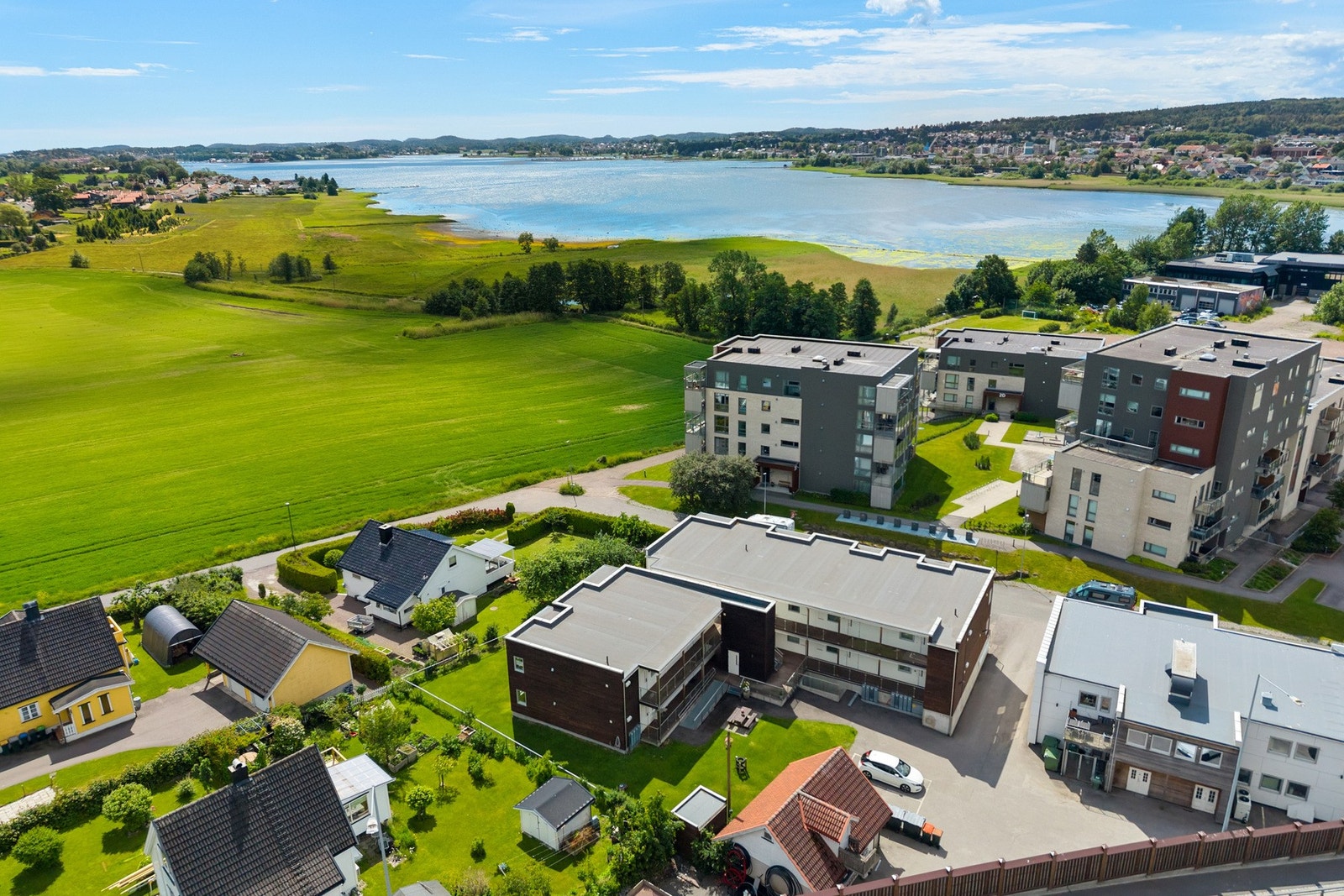 Leiligheten ligger sentralt til på Kilen med gangavstand til dagligvare, kino og forretninger av ulike slag Galleribilde