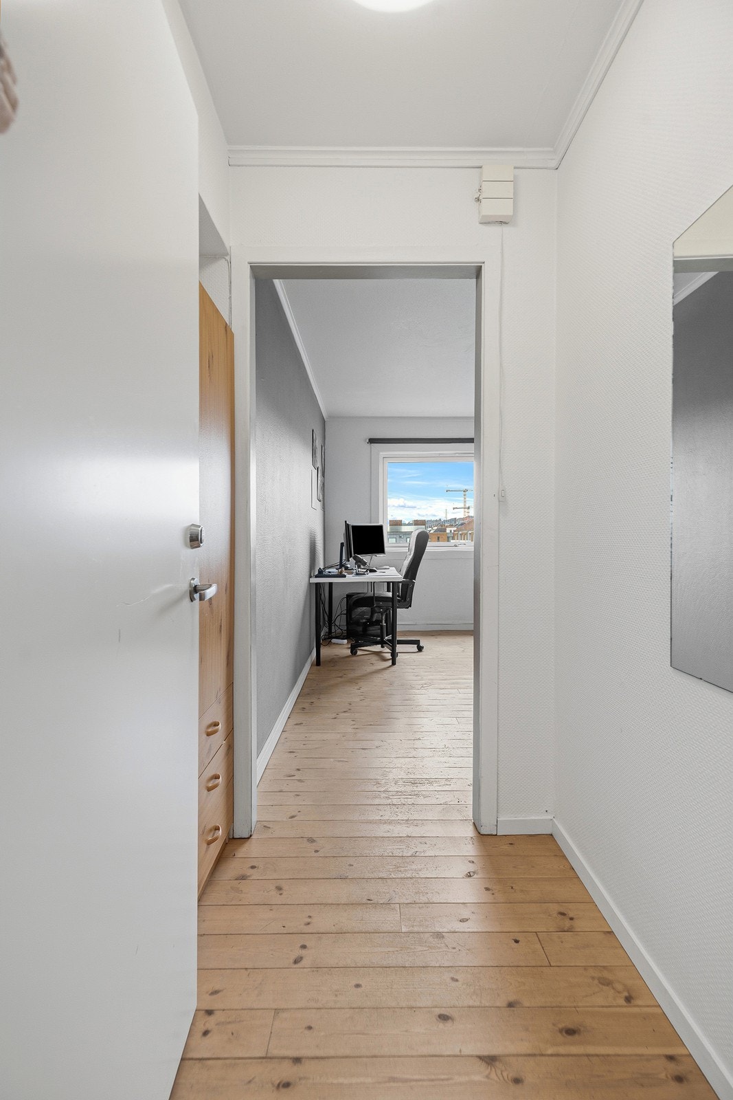 Gang med garderobeskap Galleribilde