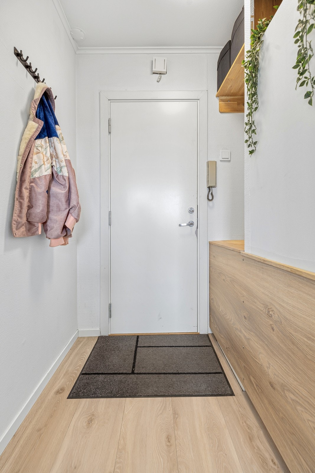 Gang med plassbygd innredning til oppbevaring Galleribilde