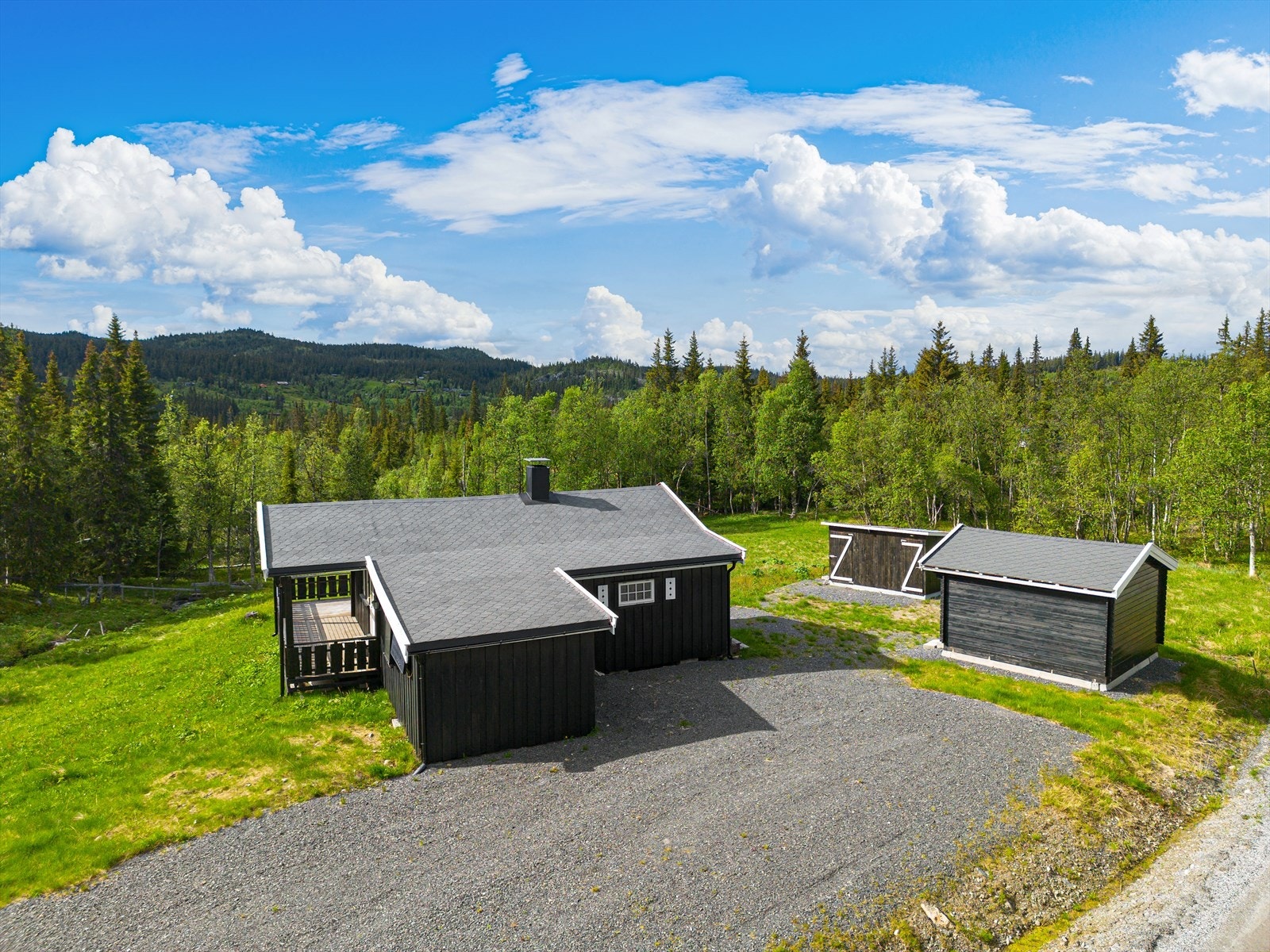 Her er det mulighet for mange fine uteplasser, lek og moro, samt god plass til parkering på gruset adkomst. Galleribilde