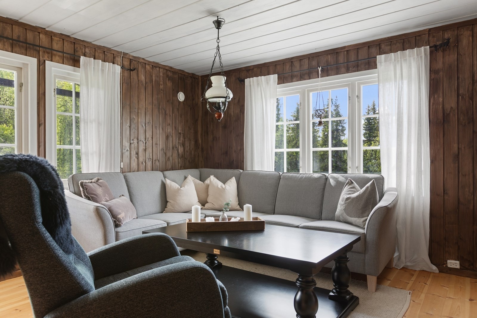 I stua er det store, flotte vinduer og det er terrassedør med glassfelt. Galleribilde