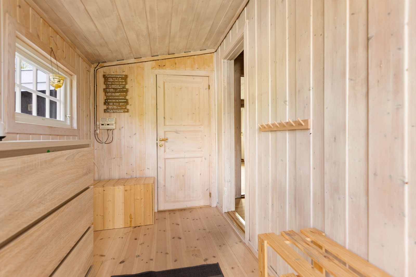 Gangen er romslig med gode garderobemuligheter. Galleribilde