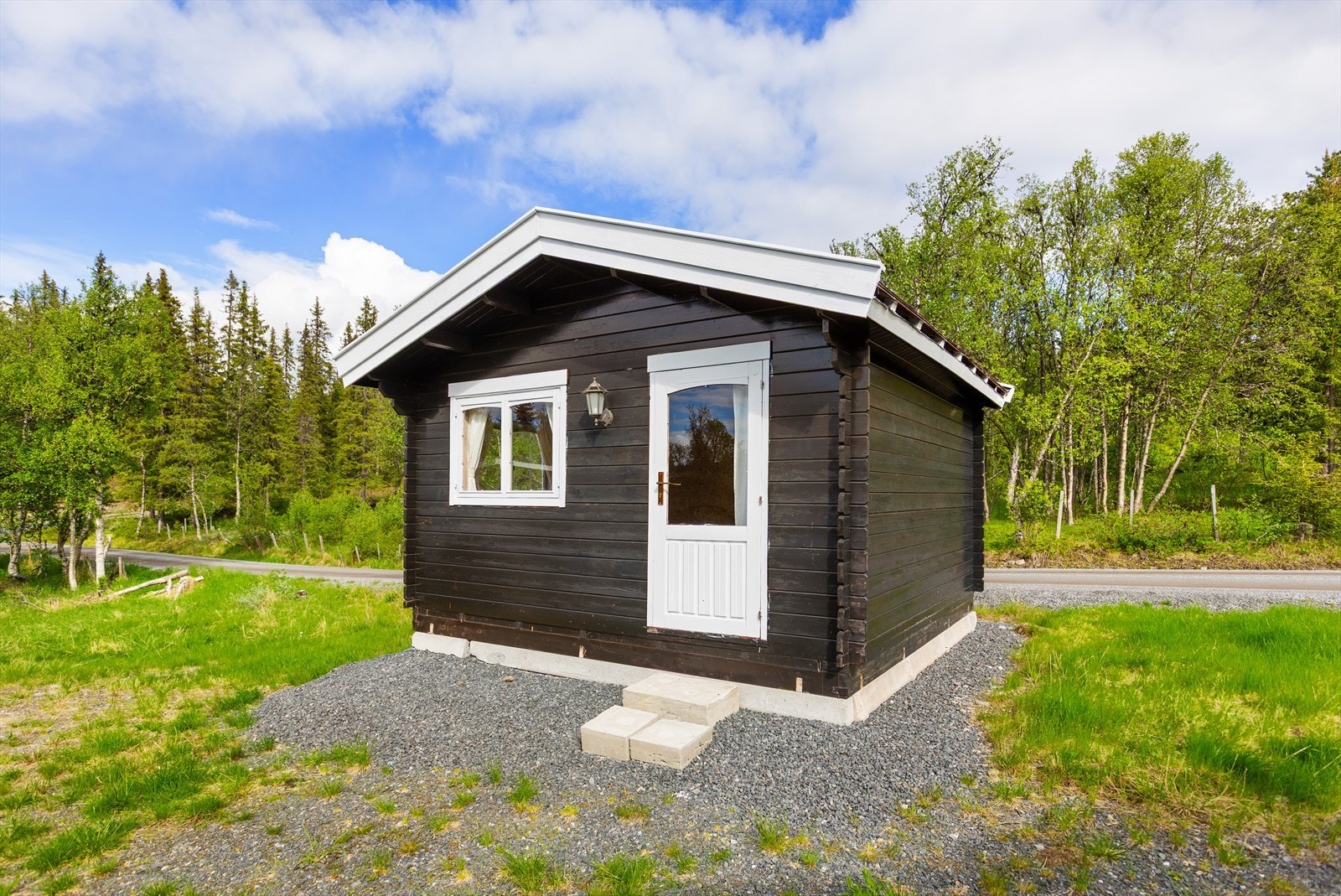 På tunet er det et fint anneks oppført i maskinlaft. Dette har nylig blitt flyttet innad på tomta, og har med det fått nytt fundament. Galleribilde