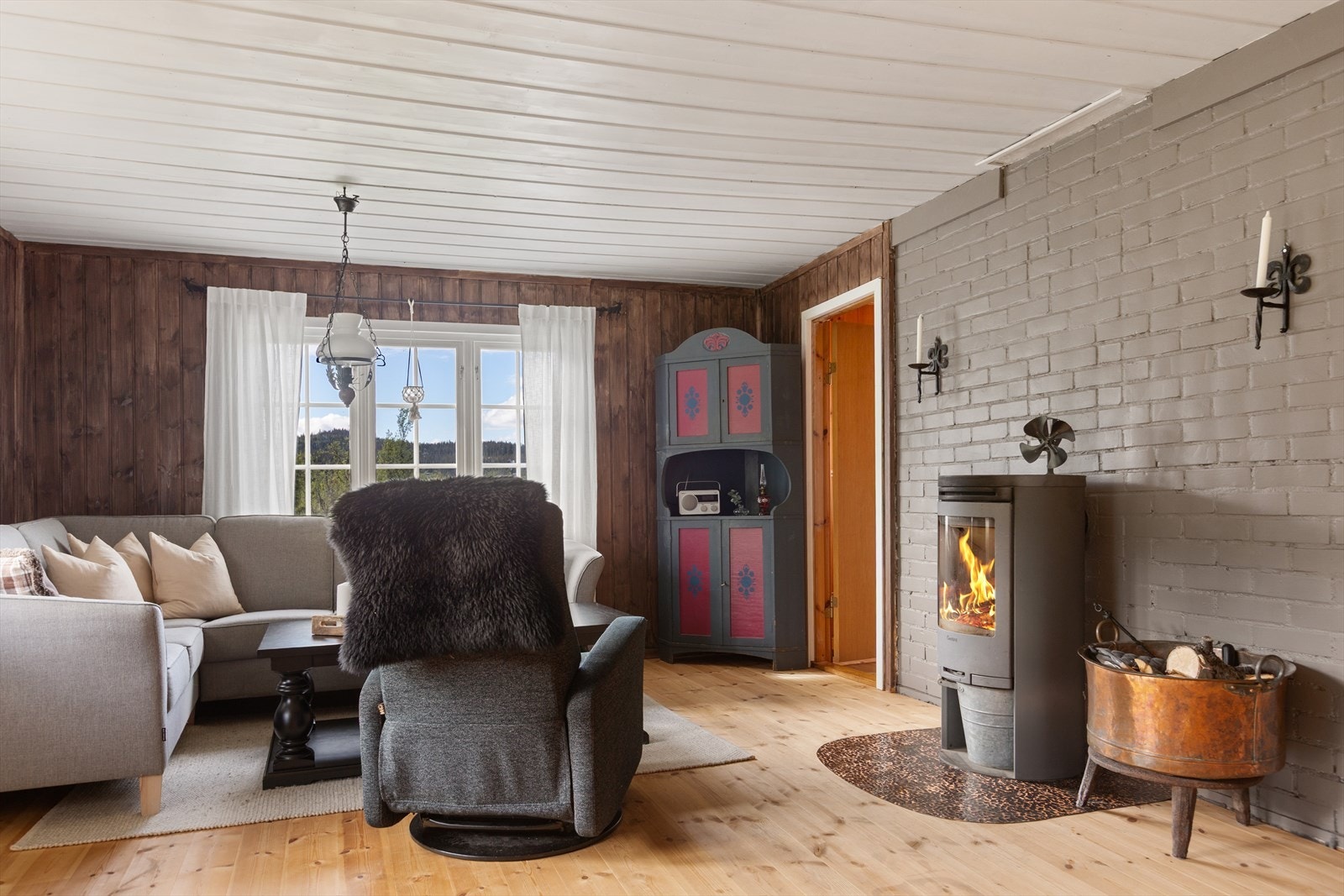 Med sin åpne beliggenhet er det sol året rundt. Denne kan gjerne nytes ute på terrassene hvor det er fin utsikt utover området, en utsikt som også kan nytes inne fra hytta. Galleribilde