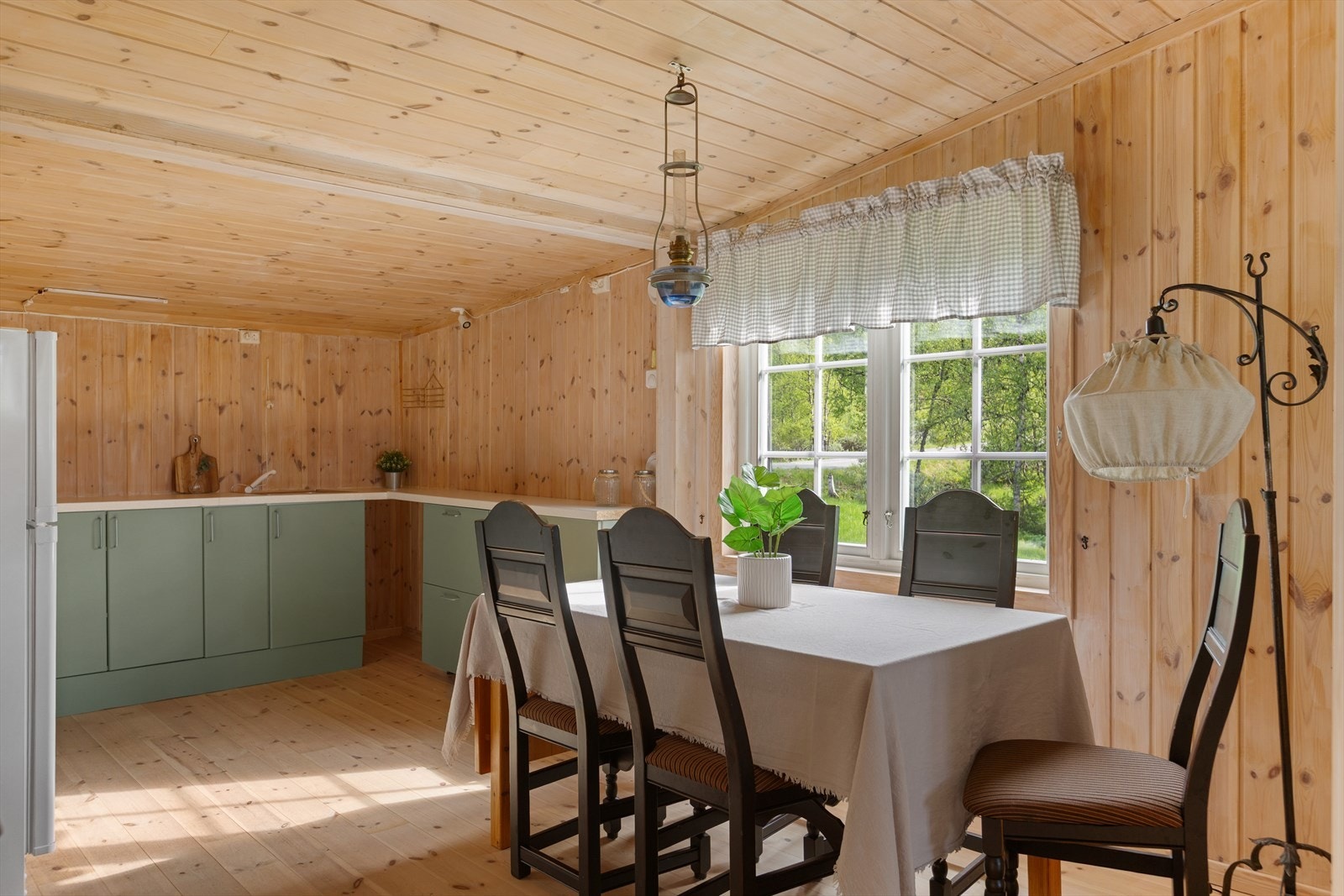 På kjøkkenet er det en lys og trivelig spiseplass hvor familien kan samles til en god frokost og planlegge dagens aktiviteter. Galleribilde