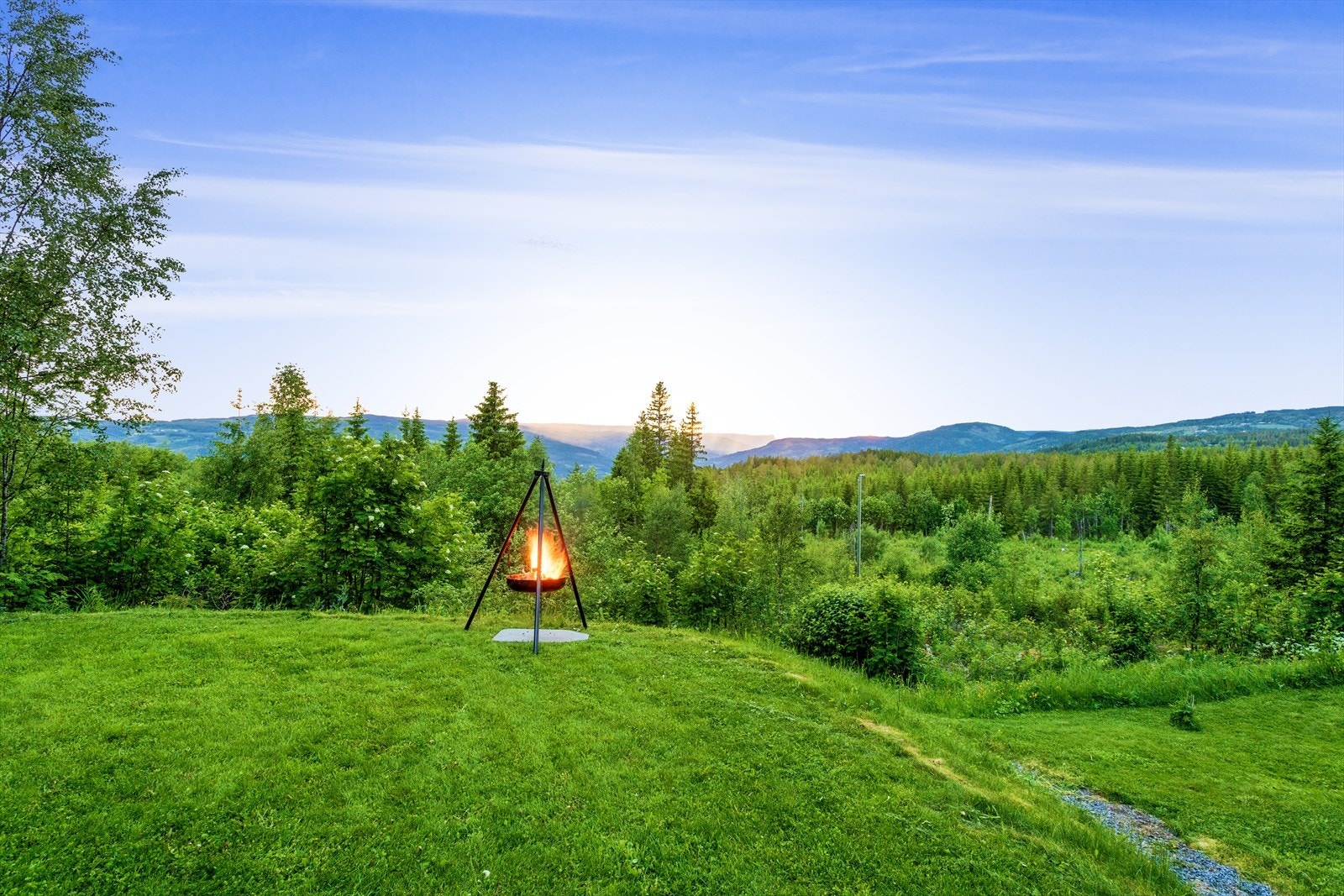 Et naturlig samlingspunkt på eiendommen - perfekt for bålkvelder og sosialt samvær. Galleribilde