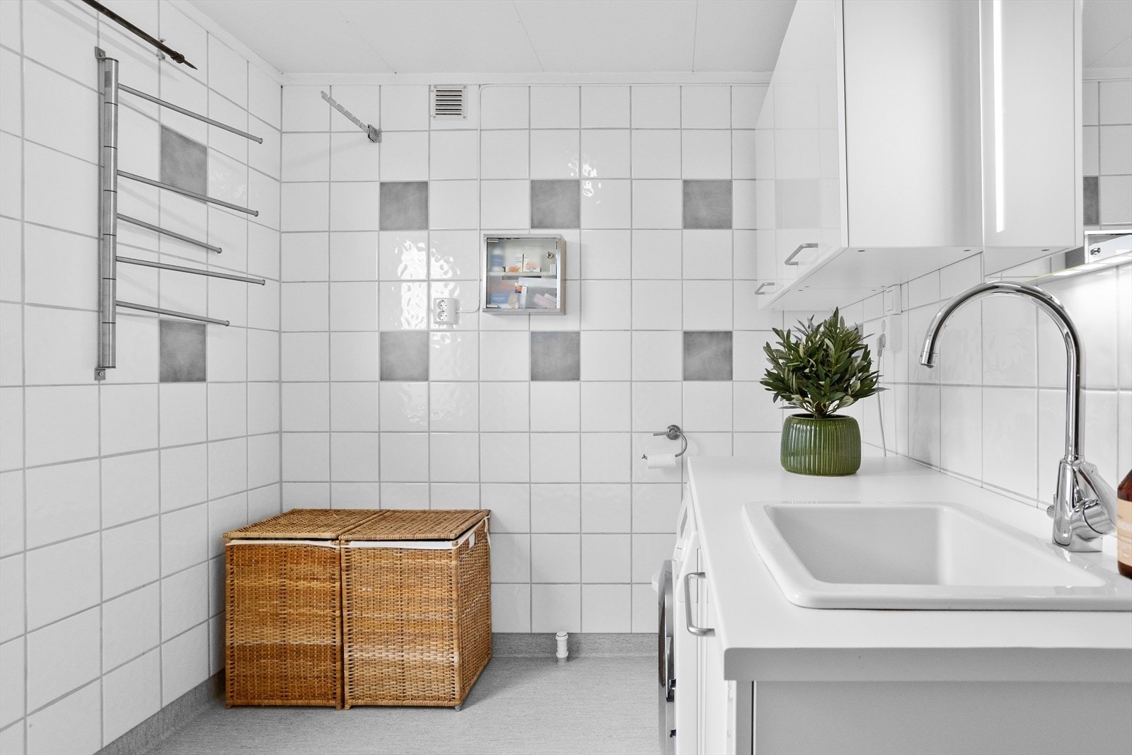 Vaskerommet er utformet med fliser på veggene og våtromsbelegg på gulvet. Galleribilde