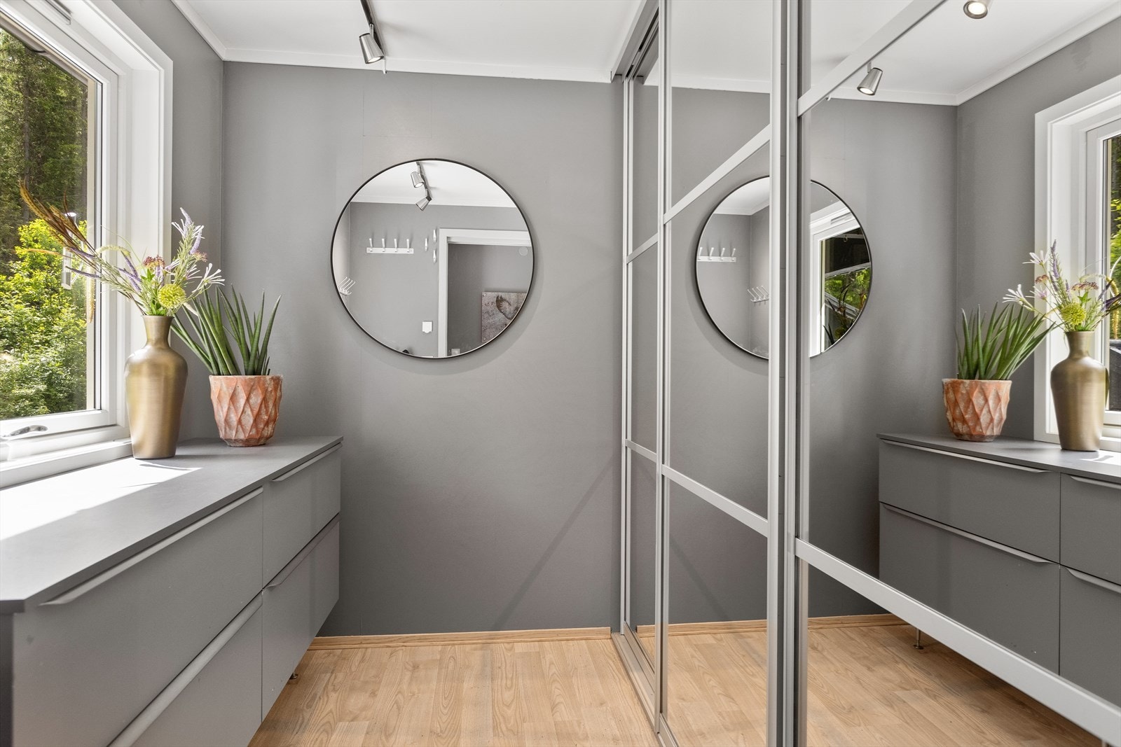 I tilknytning til entréen finner du et romslig garderoberom med skyvedørsgarderobe. Galleribilde