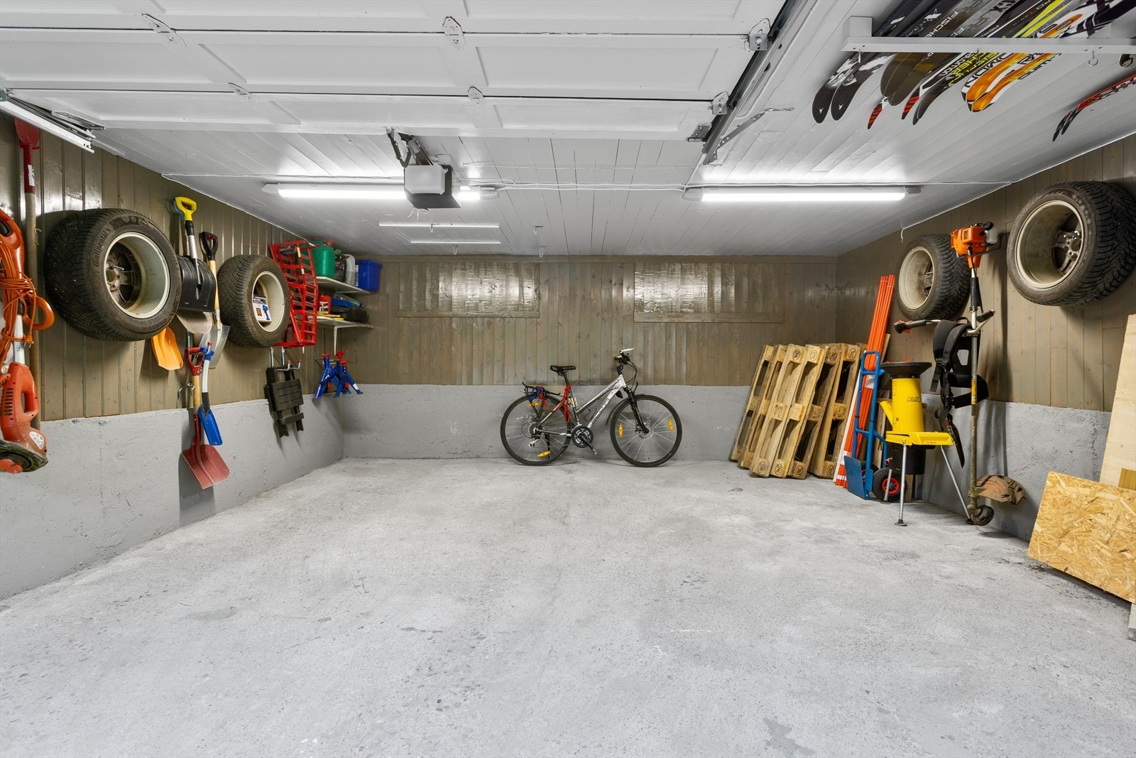 Romslig garasje med god plass til bil, sykler, fritidsutstyr og oppbevaring. Galleribilde