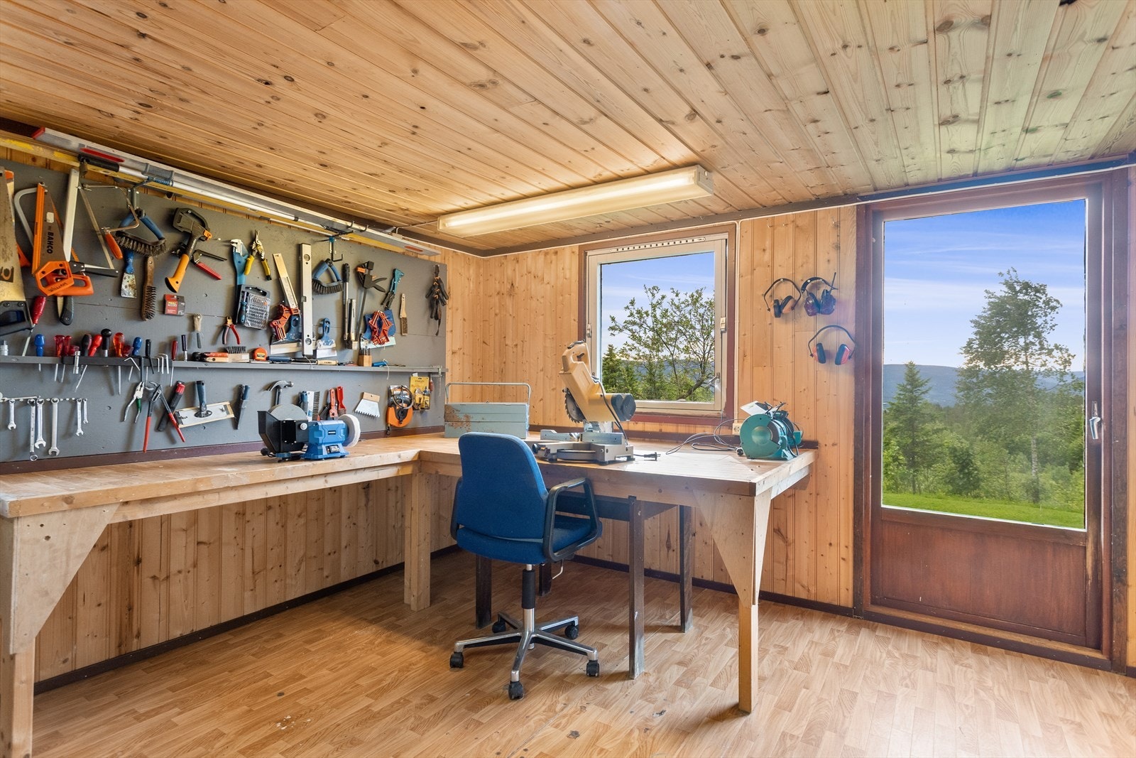 Snekkerverksted i tilknytning til garasjen. Galleribilde