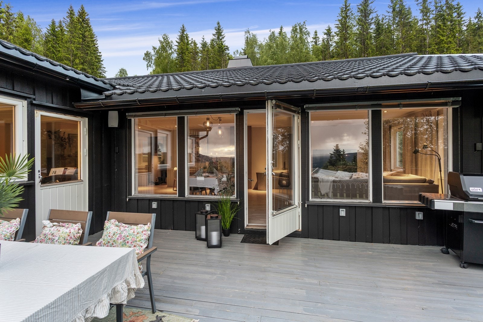 Terrassen fremstår som et hyggelig samlingspunkt med god plass til både spisegruppe og grill, perfekt for sommerens måltider og sosiale sammenkomster. Galleribilde