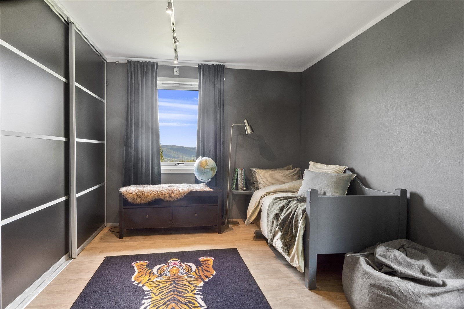 Soverom 2 fremstår som et romslig og funksjonelt rom med stor skyvedørsgarderobe og gode møbleringsmuligheter. Galleribilde