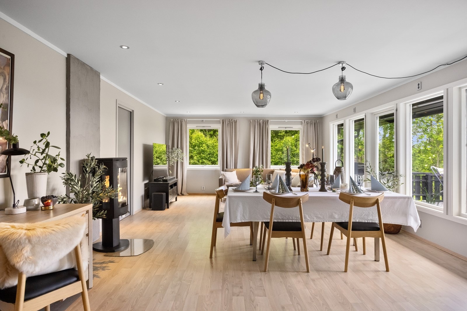 Husets naturlige samlingspunkt med god plass til både spisegruppe og oppholdsdel. Galleribilde