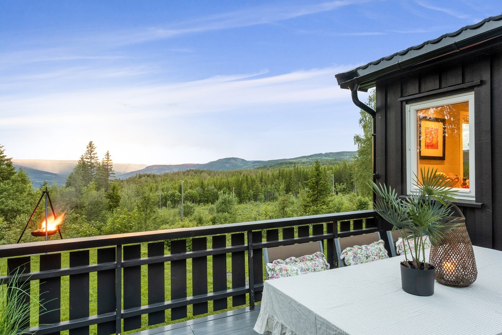 Med utsikt mot milevis av skog og åser ligger forholdene til rette for lange sommerkvelder, gode samtaler og måltider i naturskjønne omgivelser. Galleribilde