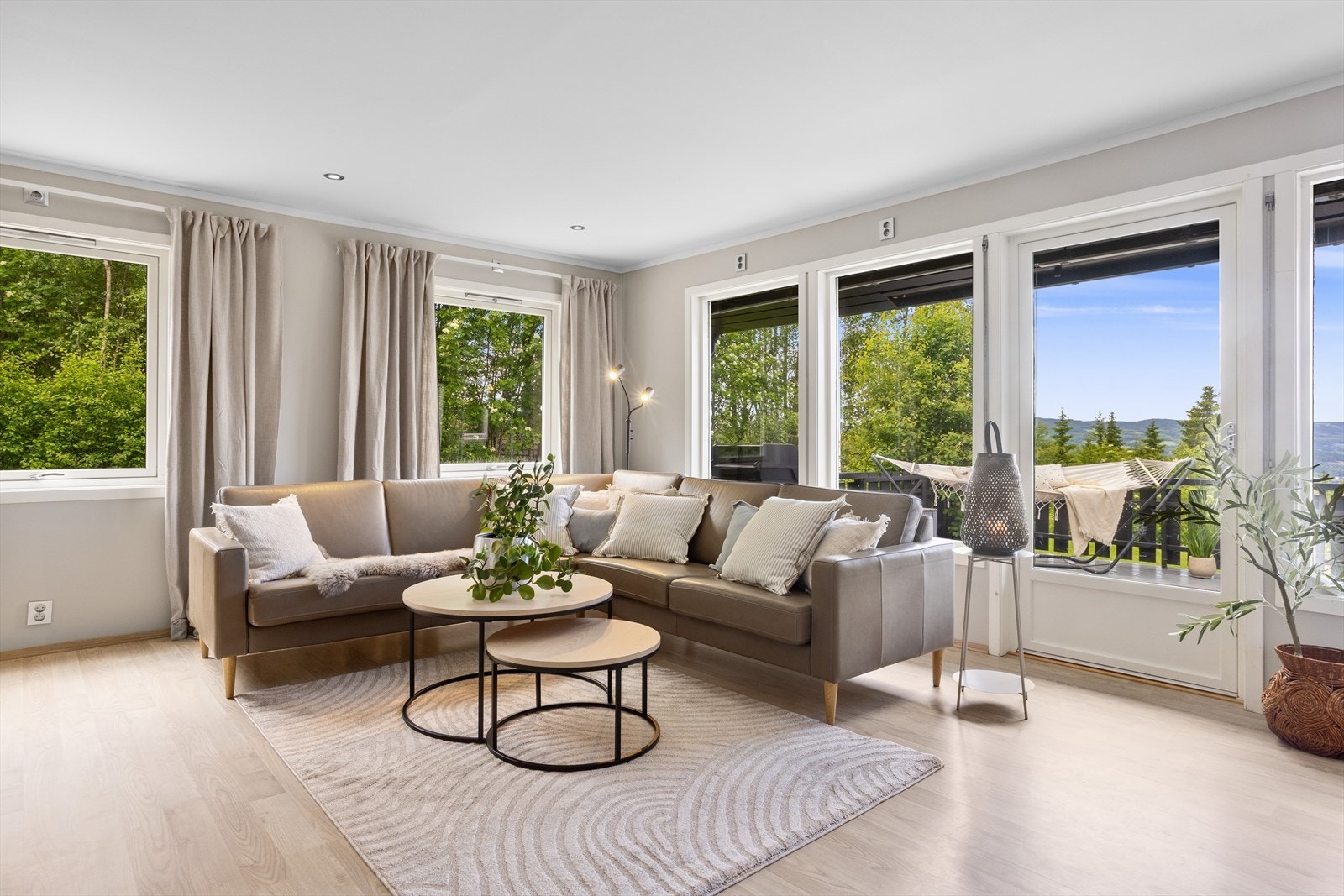Den lune sofasonen innbyr til rolige kvelder og hyggelige stunder året rundt. Galleribilde