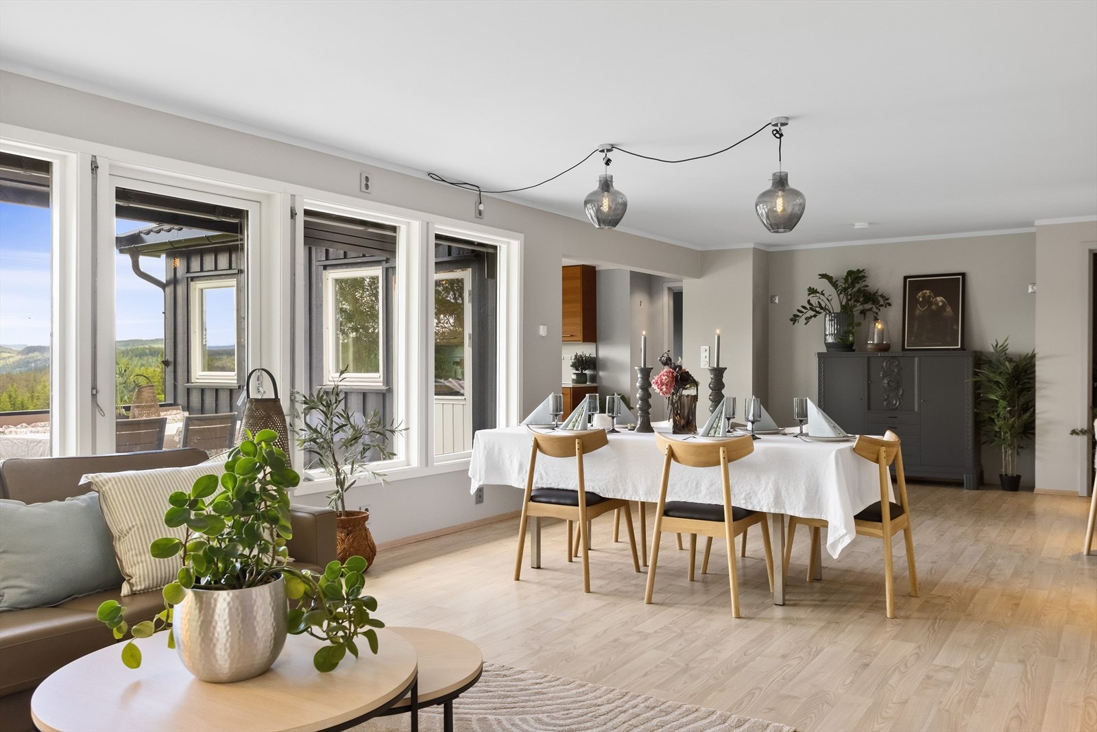 Den åpne planløsningen skaper en naturlig sammenheng mellom spiseplass, oppholdsrom og uteområder. Galleribilde