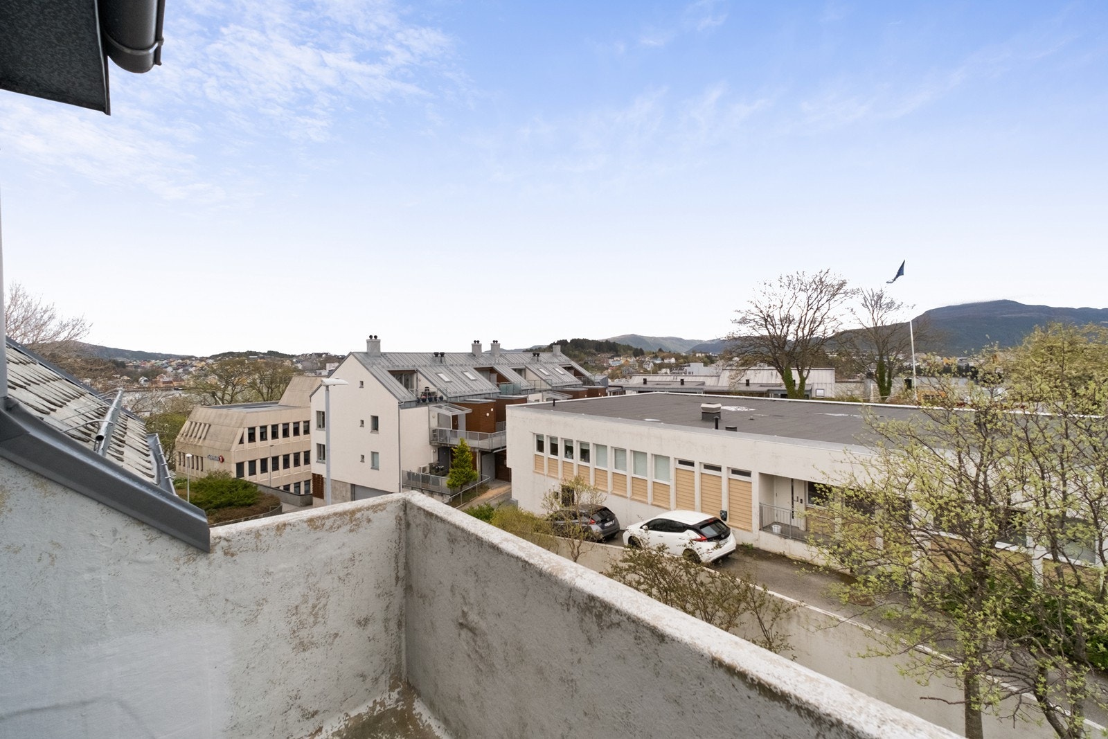 Eiendommen er en tomannsbolig med to leiligheter, hvorav hovedleiligheten har balkong med utsikt mot byen, med Kvernberget, Breilia og Freikollen som bakteppe Galleribilde