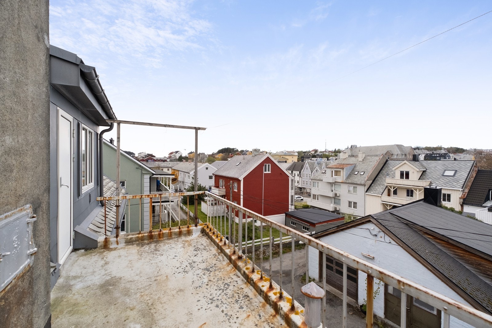 Hovedleilighet, loft: Fra takterrassen er det utsikt mot byen og nærliggende områder Galleribilde