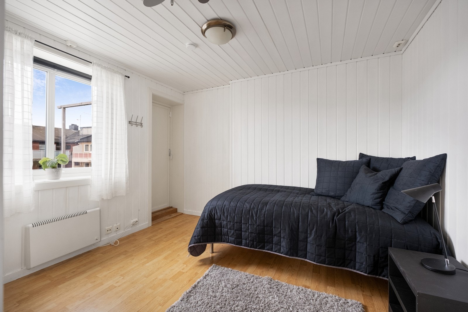 Hovedleilighet, loft: Tidligere kjøkken er bygd om til soverom, og har utgang til takterrasse Galleribilde