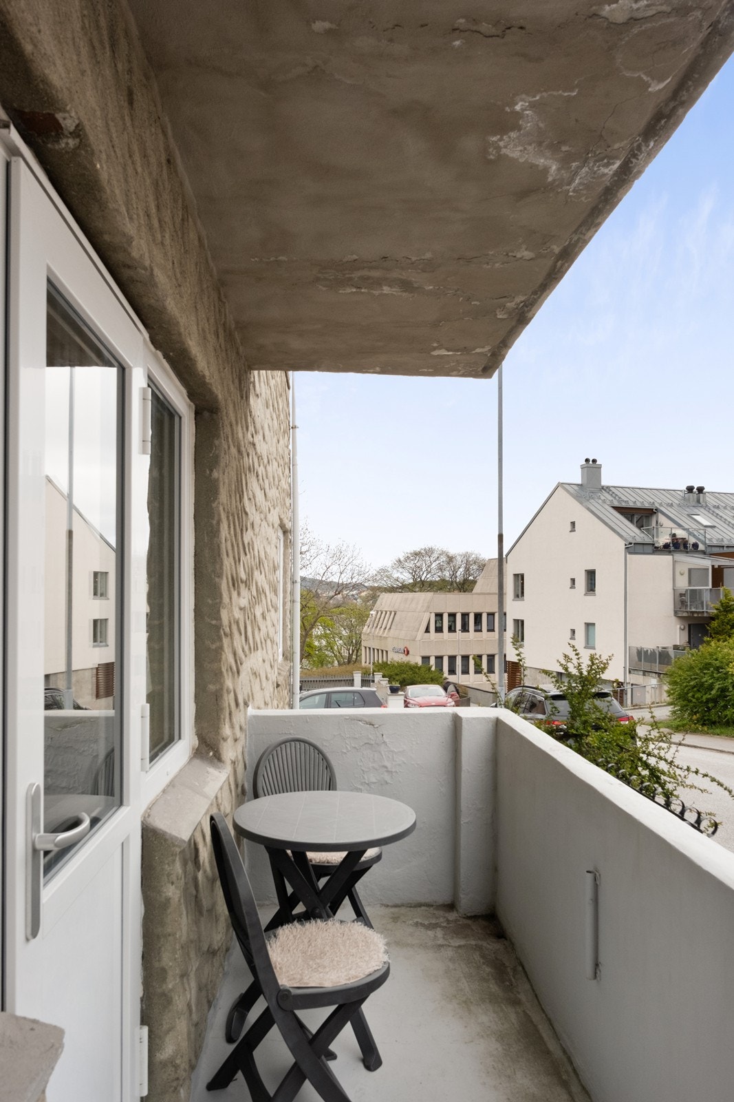 Leilighet, 1. etg: Balkongen er sørvendt med god solgang Galleribilde