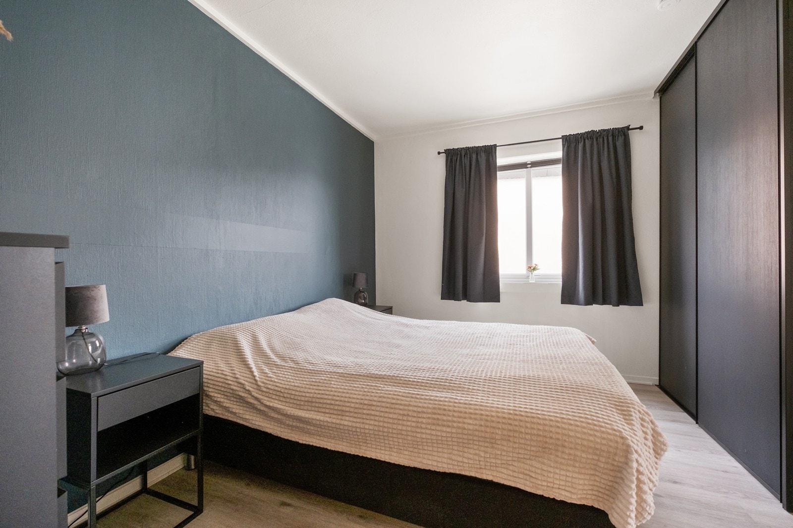 Leilighet, 1. etg: Soverom 1 med skyvedørsgarderobe Galleribilde