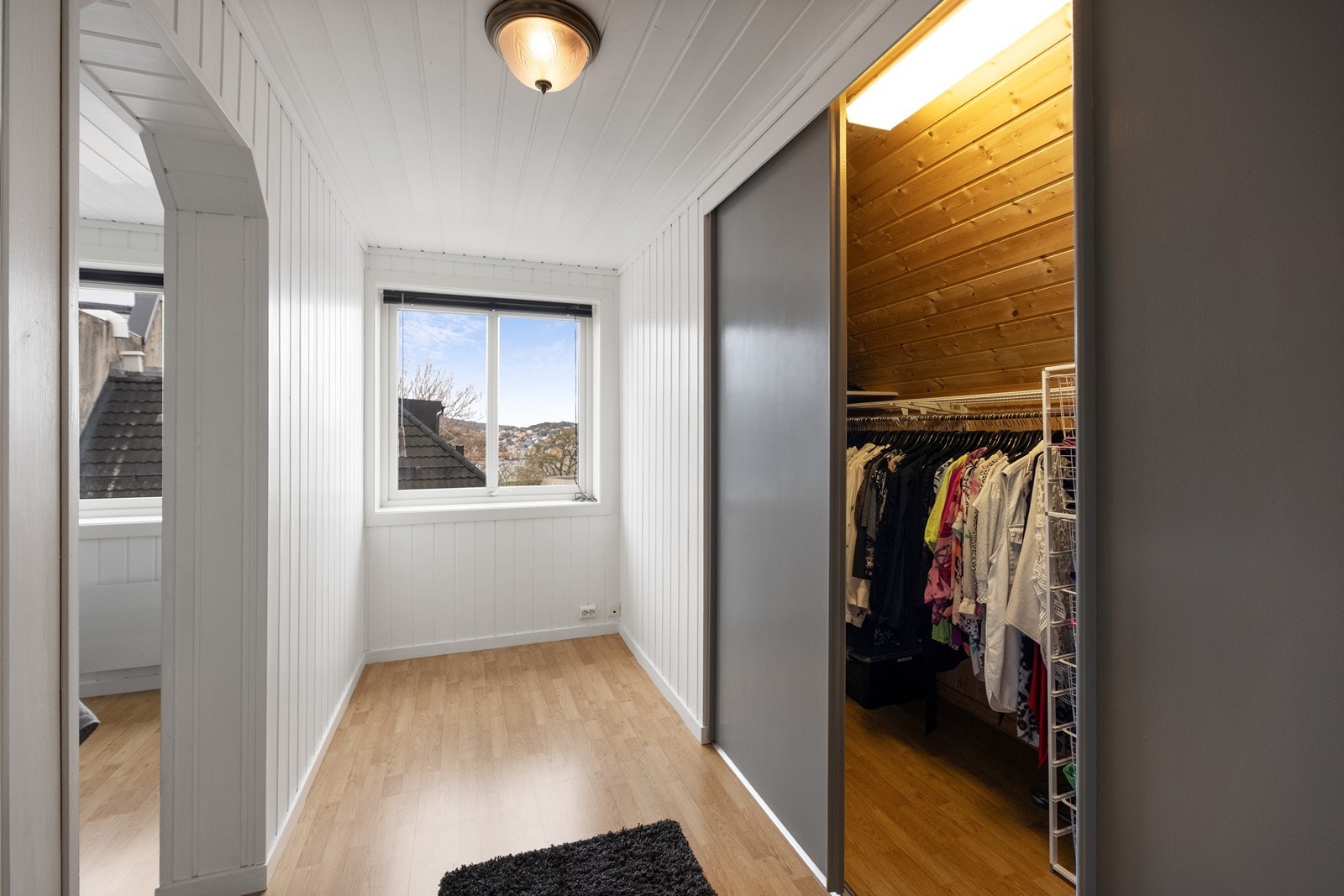 Hovedleilighet, loft: En veldig praktisk garderobe med skyvedører er oppført i tilknytning til hovedsoverommet Galleribilde