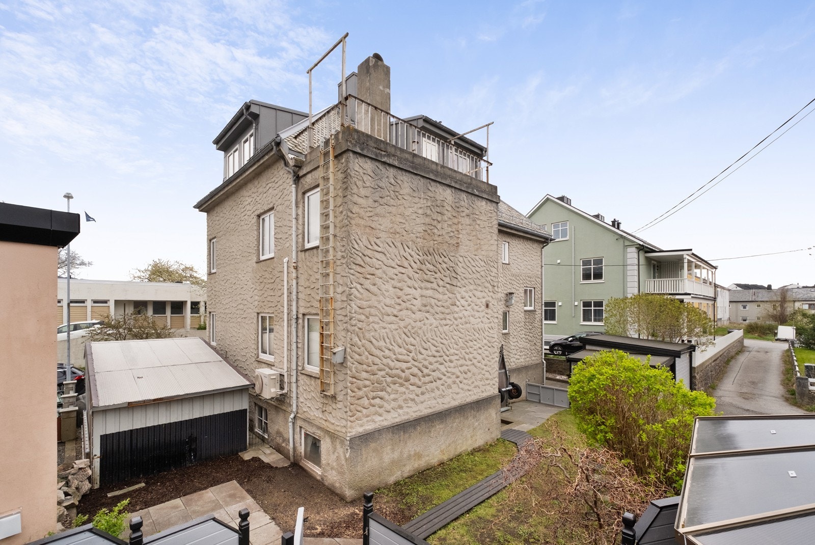 Fasade nord med bakgård og hageområde Galleribilde