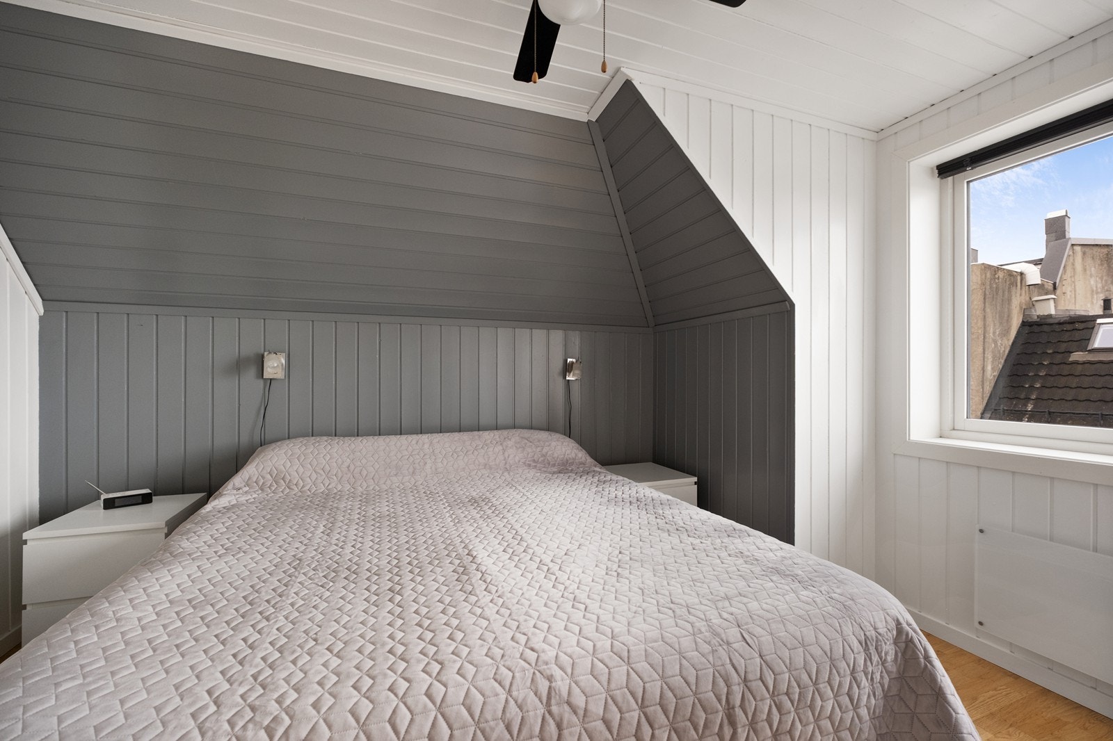 Hovedleilighet, loft: Stort og romslig hovedsoverom med malte og panelte vegger og tak Galleribilde