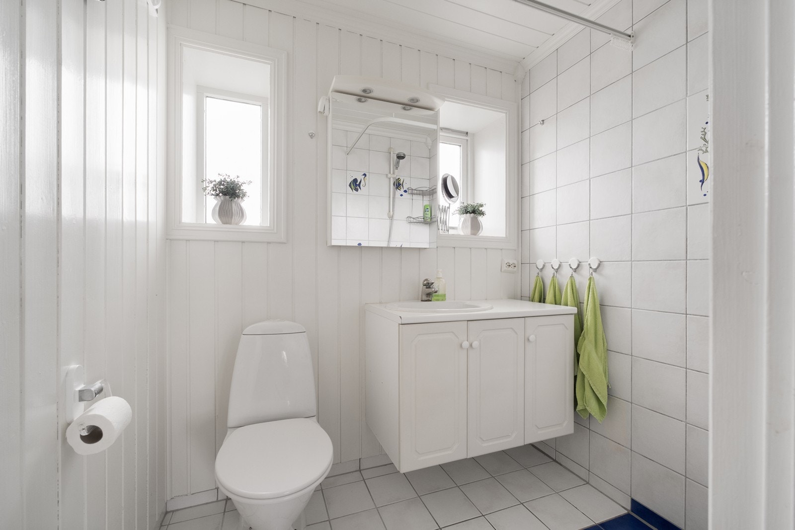 Hovedleilighet, 2. etg: Bad utstyrt med wc, baderomsinnredning, speilskap og dusjhjørne Galleribilde