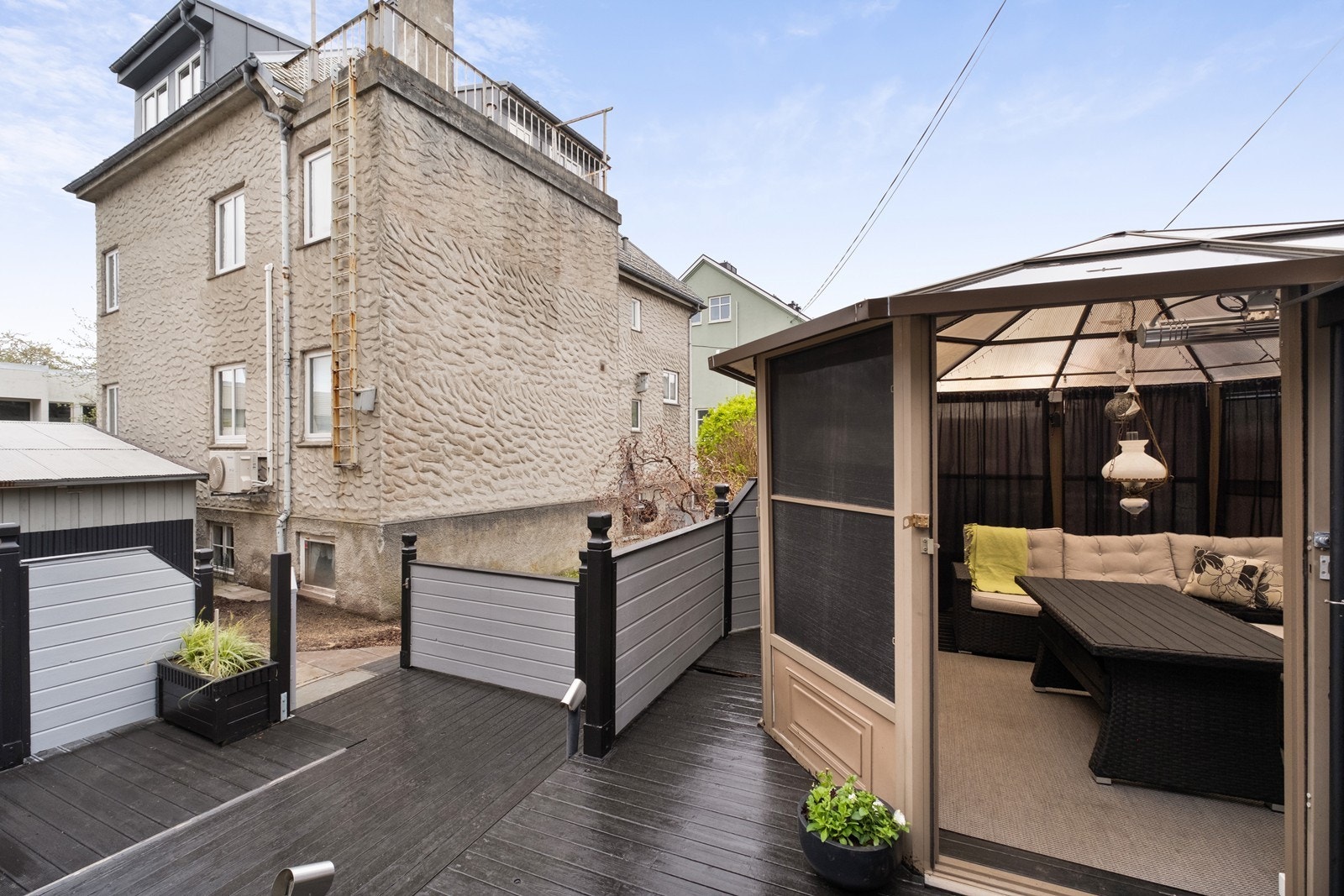 Eiendommen har flotte uteområder, med stor terrasse med paviljong, grillbod og utebod Galleribilde