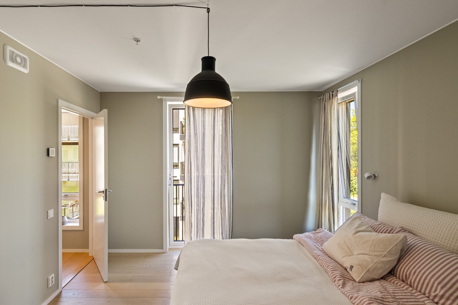 Leiligheten har to gode soverom med fleksible bruksmuligheter. Galleribilde