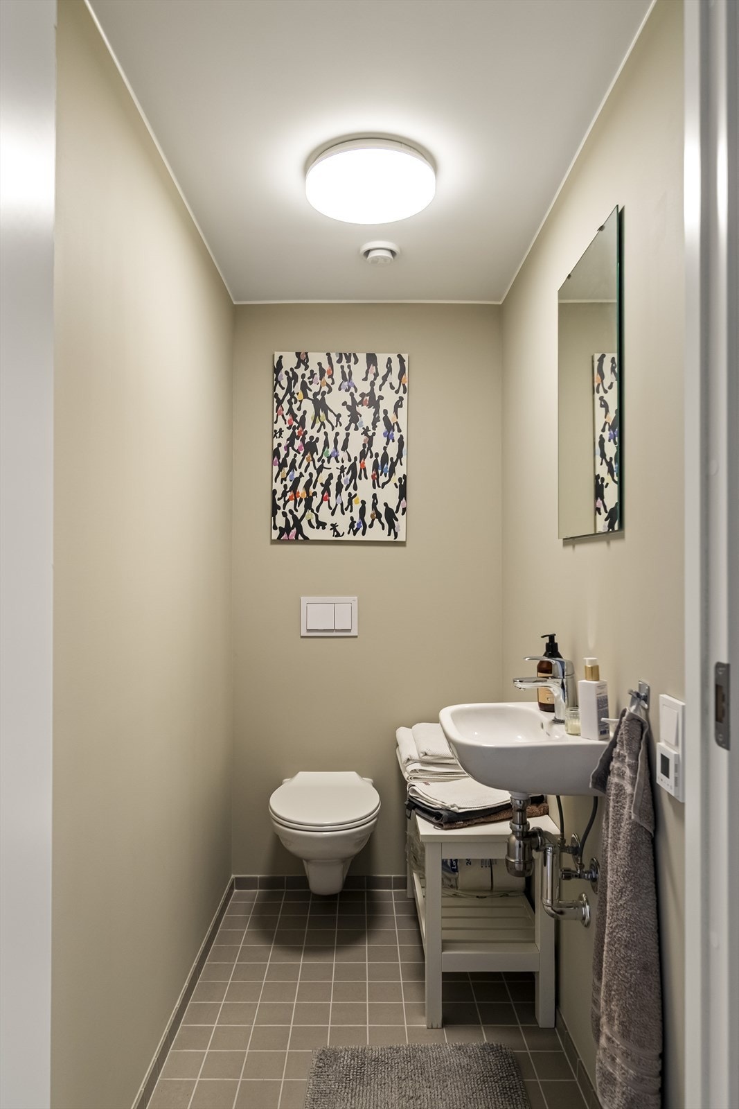I tillegg til badet har leiligheten et gjestetoalett. Galleribilde