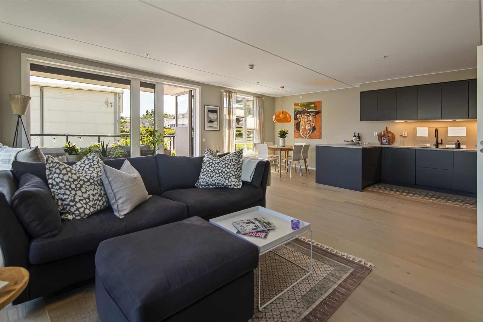 Her er det god plass til både sofagruppe og spisebord, samtidig som rommet oppleves romslig og lett å møblere. Galleribilde