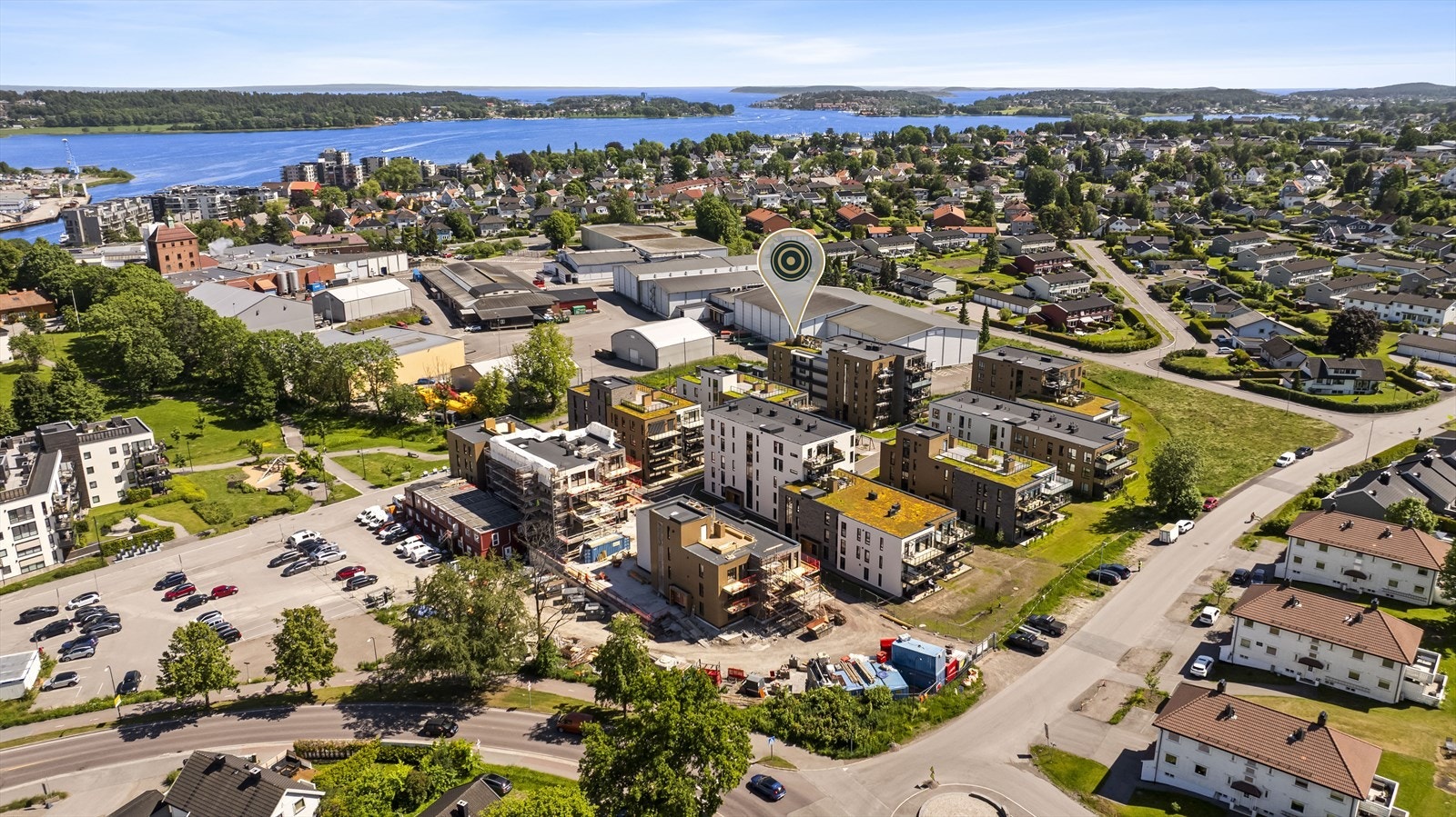 Det er kort gange til Teieskogen med flotte turstier, lysløype og korketrekkeren akebakke. Det er fine bademuligheter på den nye bystranda eller på Rosanes. Galleribilde