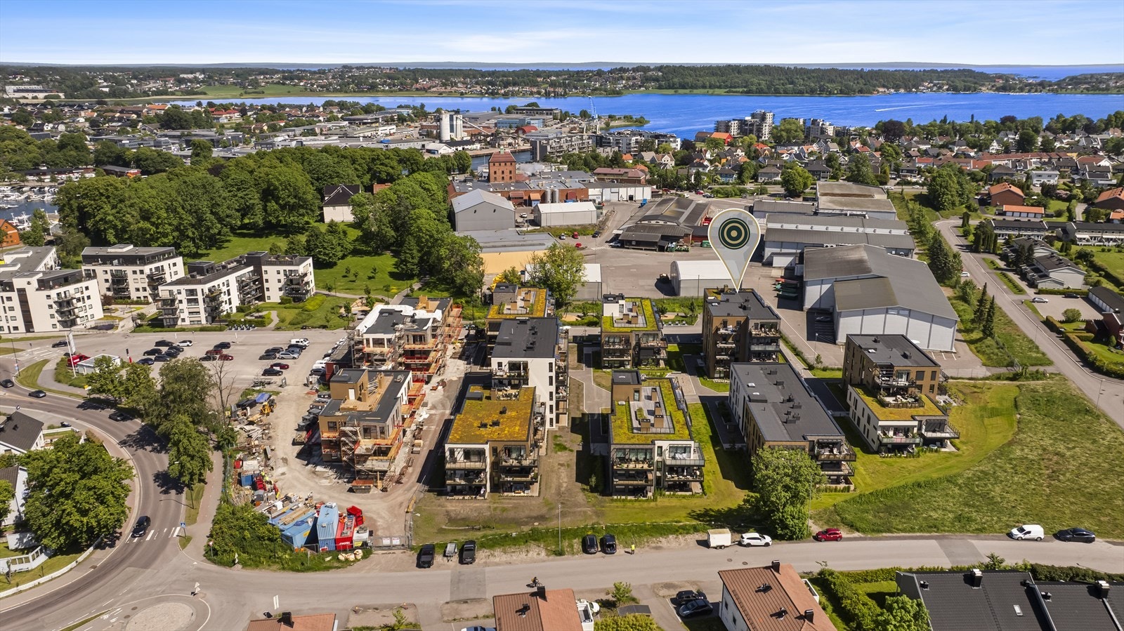 I Teieparken bor du sentralt og med kort vei til byen eller Teie torv. Det er umiddelbar nærhet til grøntområder og hyggelig park rett på utsiden av døren. Galleribilde