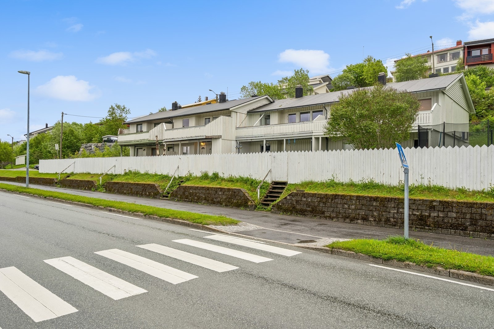 Eiendommen ligger i et veletablert område med kort avstand til sentrum og gode adkomstveier. Galleribilde