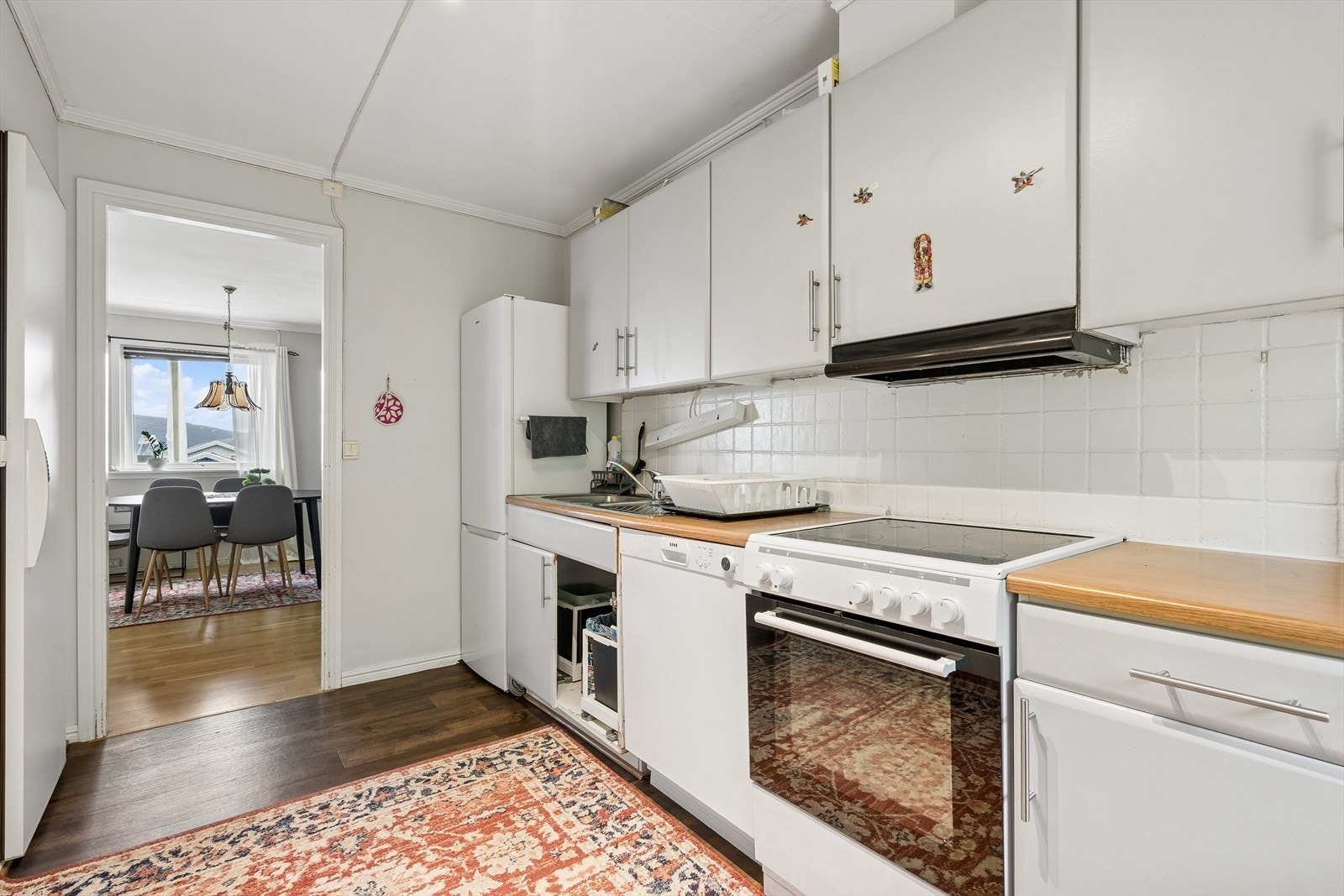 Kjøkkenet har avtrekksvifte med utlufting og er utstyrt med integrerte hvitevarer. Galleribilde