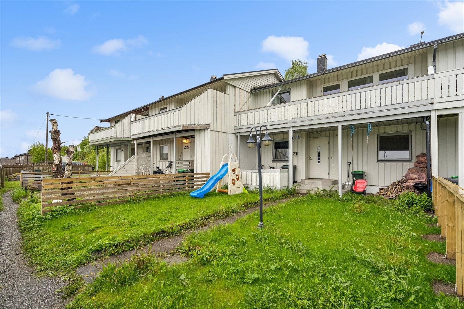 Rekkehuset har romslig terrasse med direkte adgang fra stuen. Galleribilde