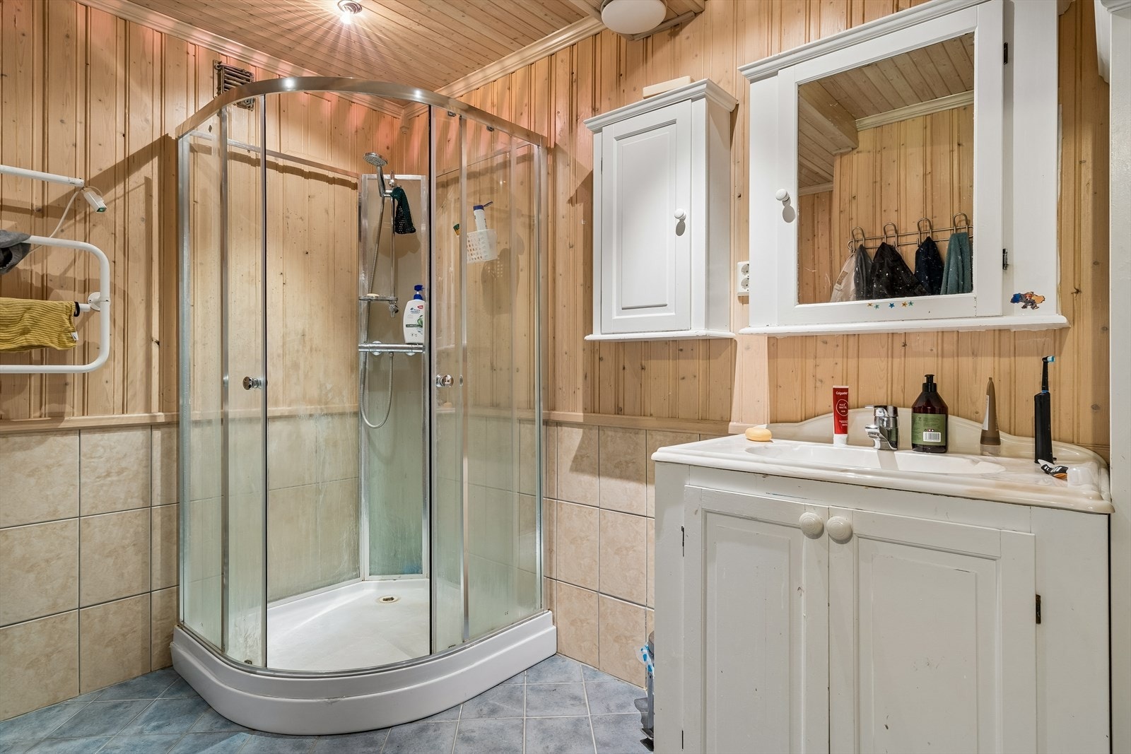 Badet har flislagt gulv med varmekabler og kombinerte veggmaterialer som panel og fliser. Galleribilde