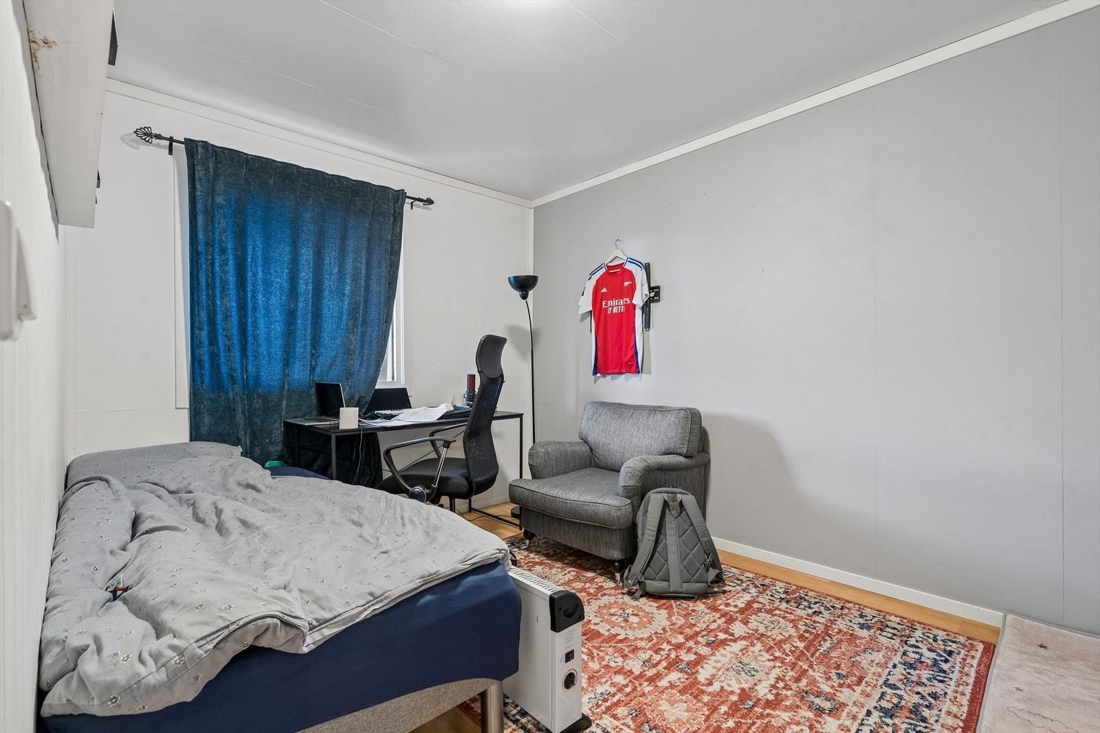 Plass til dobbeltseng og garderobeskap gir praktisk innredningsmulighet. Galleribilde