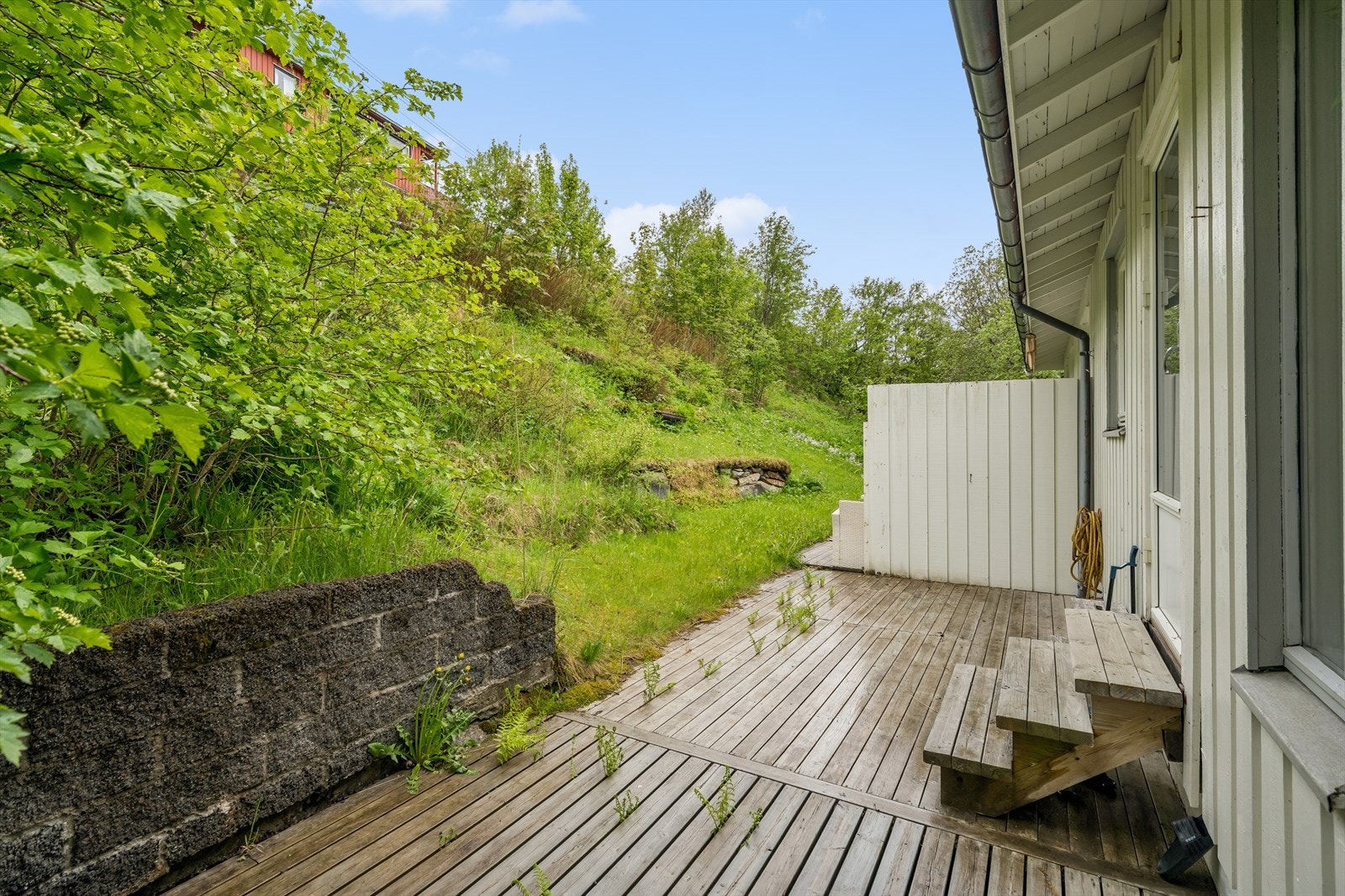 Markterrassen på bakkeplan er ideell for aktiviteter og har enkel adkomst fra hagen. Galleribilde
