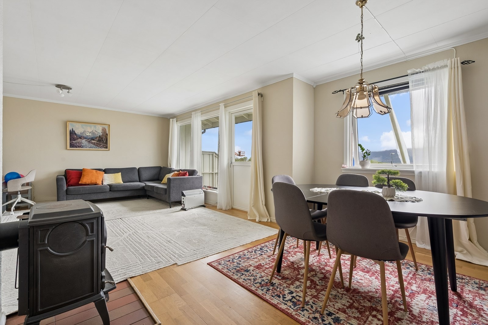 Fra stuen er det tilgang til spiseplass med naturlig tilknytning til kjøkkenet. Galleribilde
