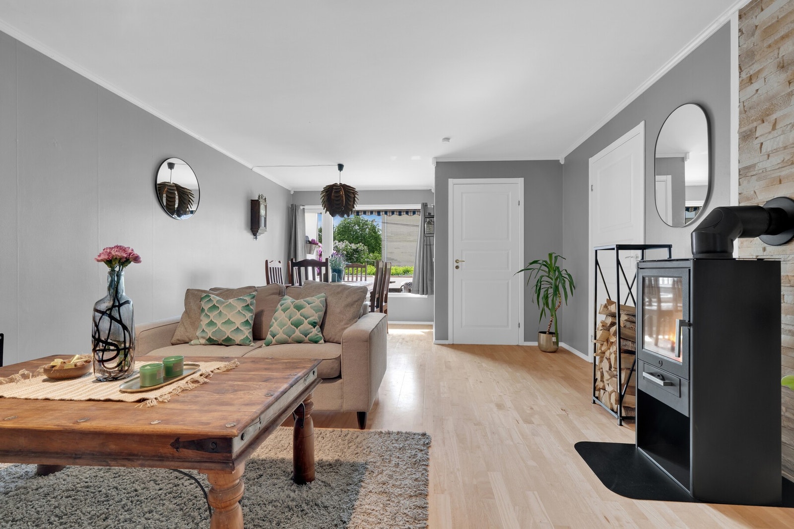 Godt med sprakende bål i ildstedet mens man nyter kvalitetstid i sofaen! Galleribilde