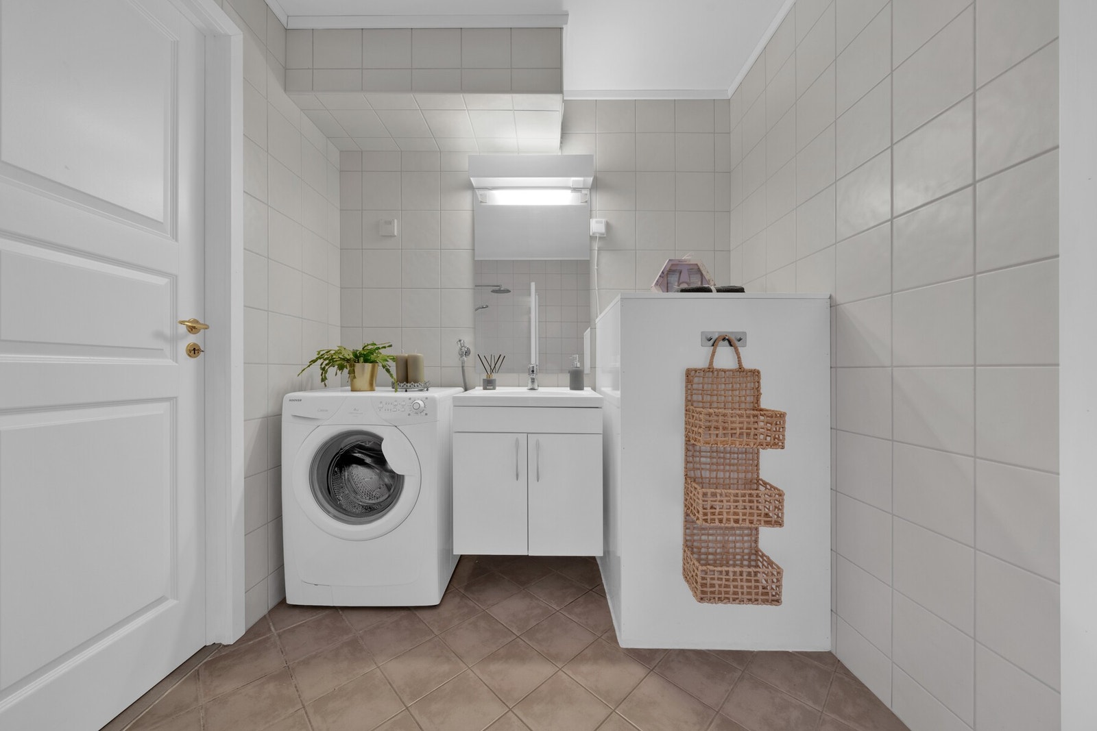 Bruksvennlig bad med servant, uttak for vaskemaskin, og ny innebygget VVS-bereder (åpnes enkelt ved behov). Galleribilde