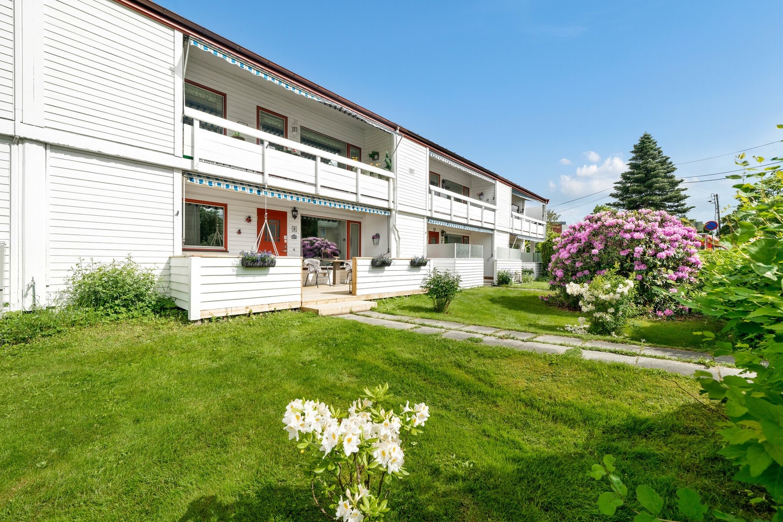 Fellesarealene byr på skjønn beplantning, grønn, velstelt plen og sommerstemning til tusen! Alt vedlikehold som plenklipping og snømåking gjøres av innleide og dekkes av fellesutgifter. Galleribilde