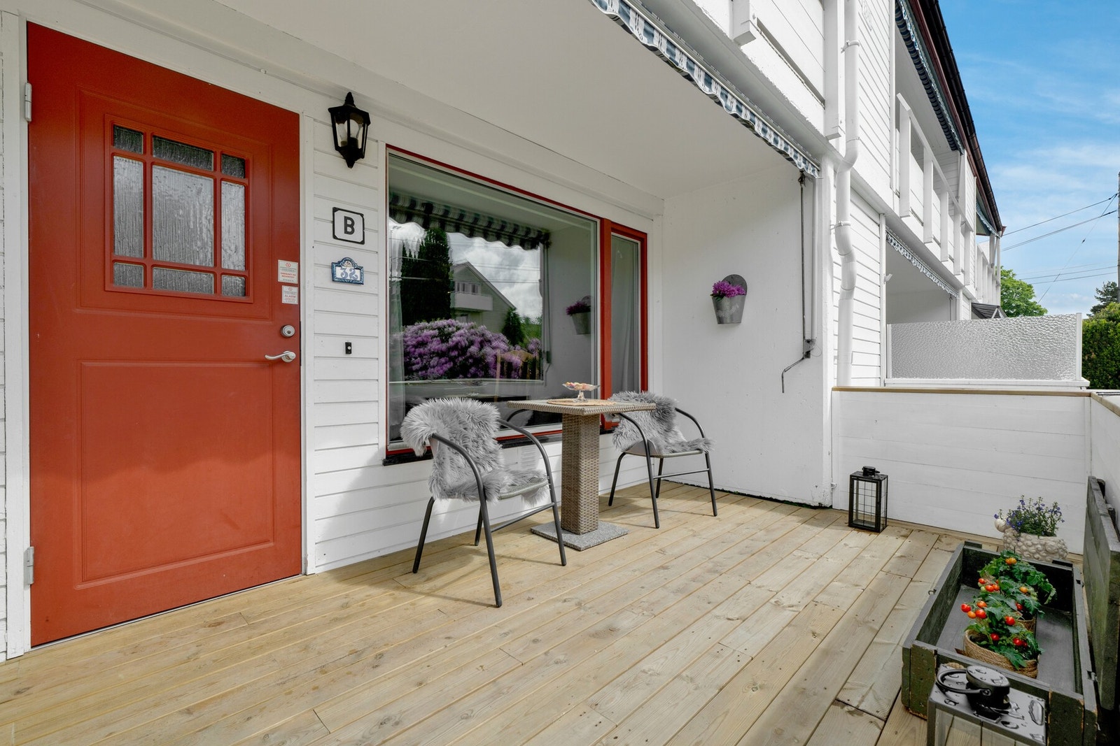 Her har man plass til både middagsbord, sittegruppe, en liten grønnsakshage, eller kanskje en hengekøye? Valget er ditt, med livskvalitet i førersetet. Galleribilde