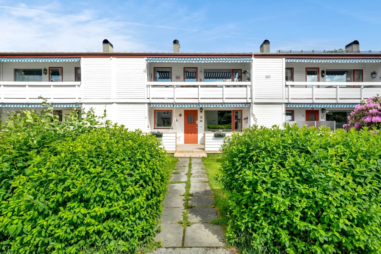 Hellelagt gangvei inn til inngangsdøren. Galleribilde