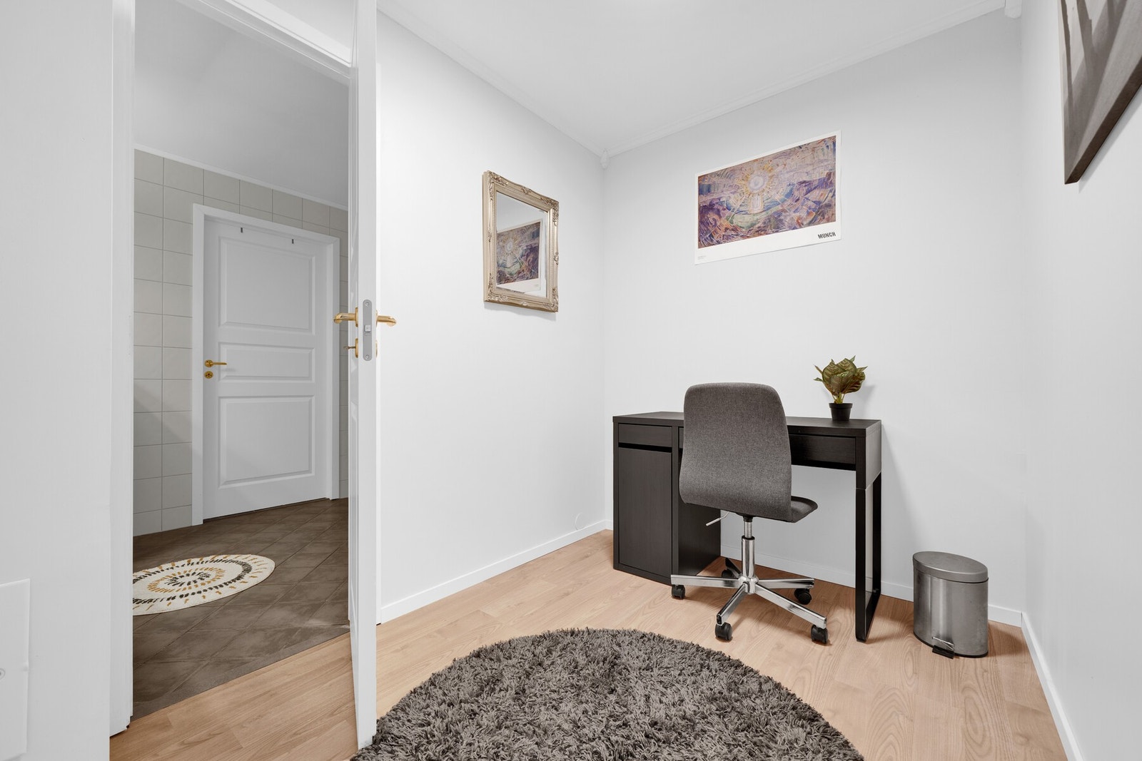 Disponibelt rom innredet som kontor. Nytt laminatgulv og direkte adgang bad. Galleribilde